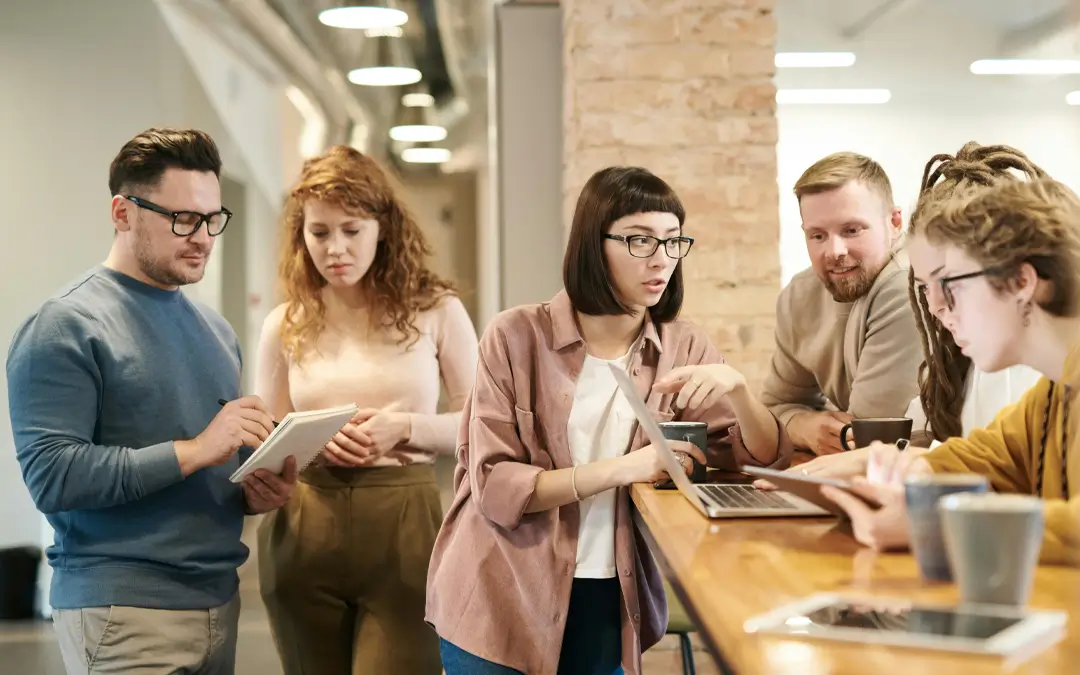 equipe de funcionários debatendo ideiais no café da empresa