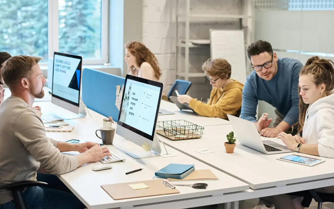 equipe de funcionários trabalhando no escritório