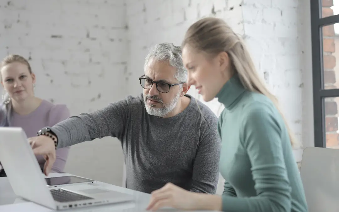 homem de meia idade fazendo mentoria com mulher jovem