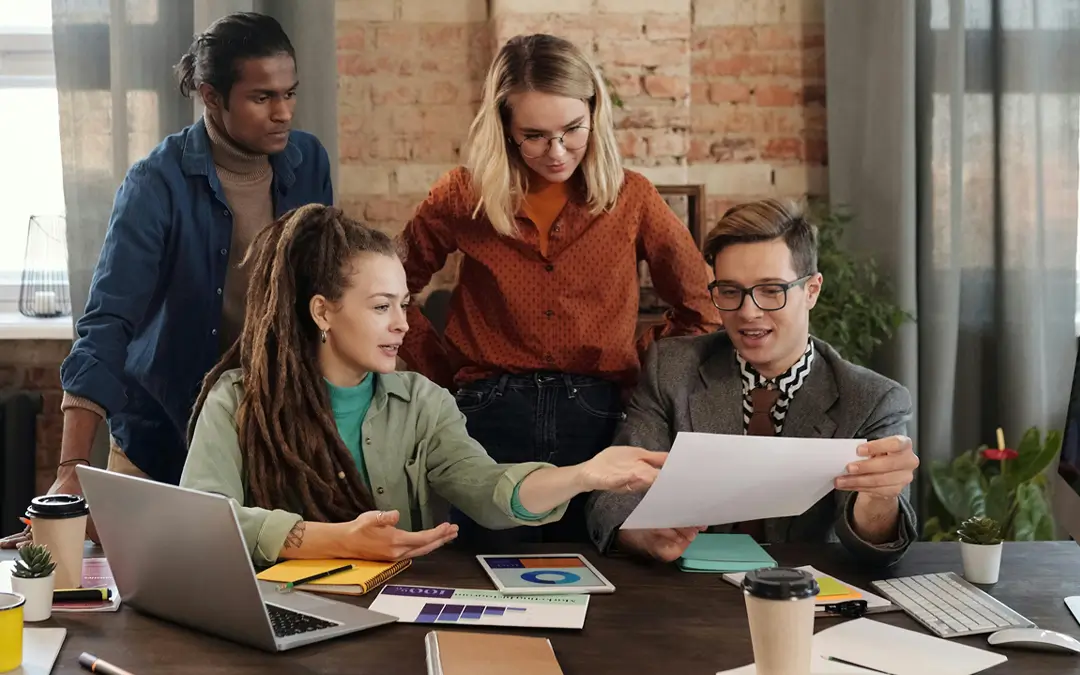 mulher conversando com equipe em reunião