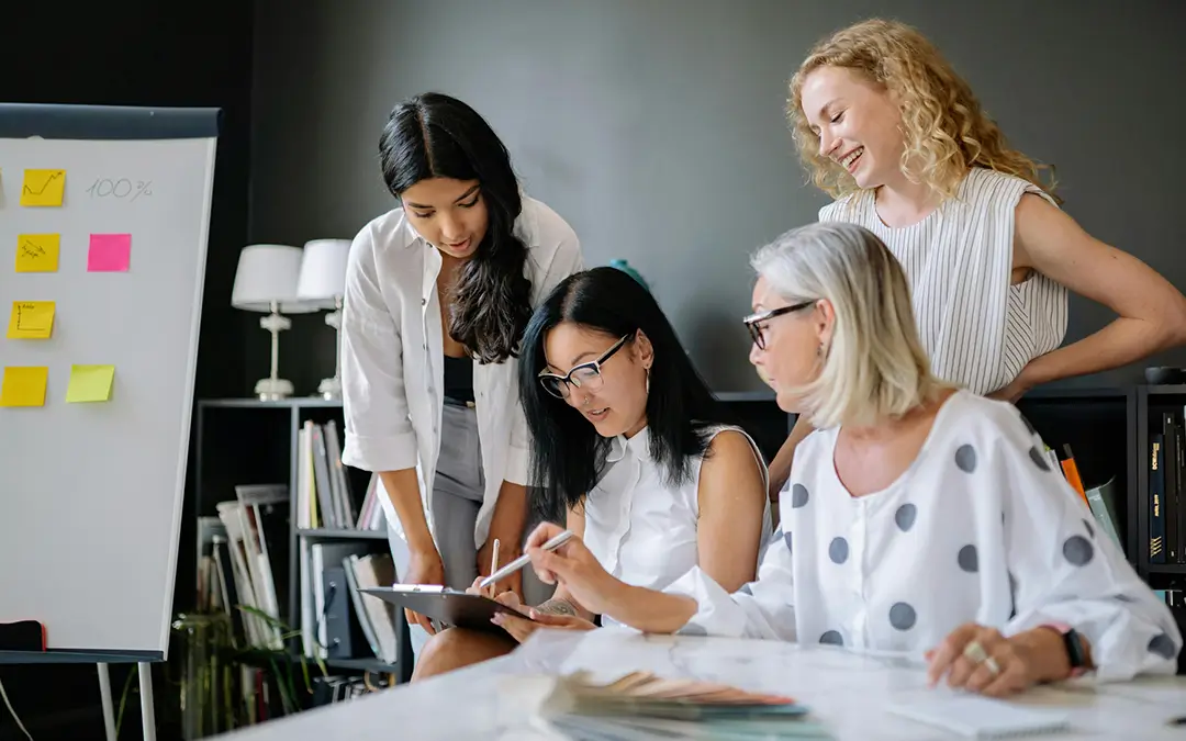 mulheres de idades diferentes debatendo sobre resultados em tablet