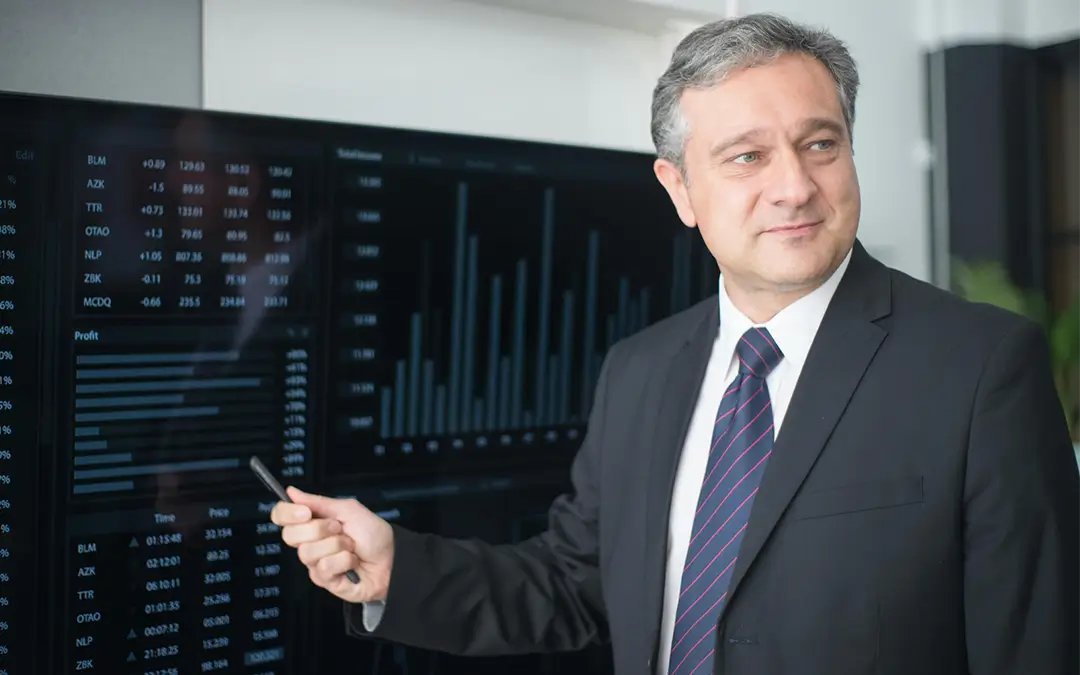 homem de meia idade apresentando gráficos