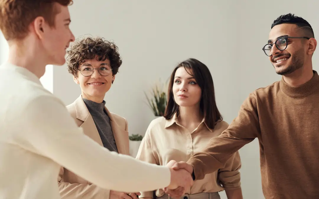 colegas de trabalho se cumprimentando ao lado de gestora