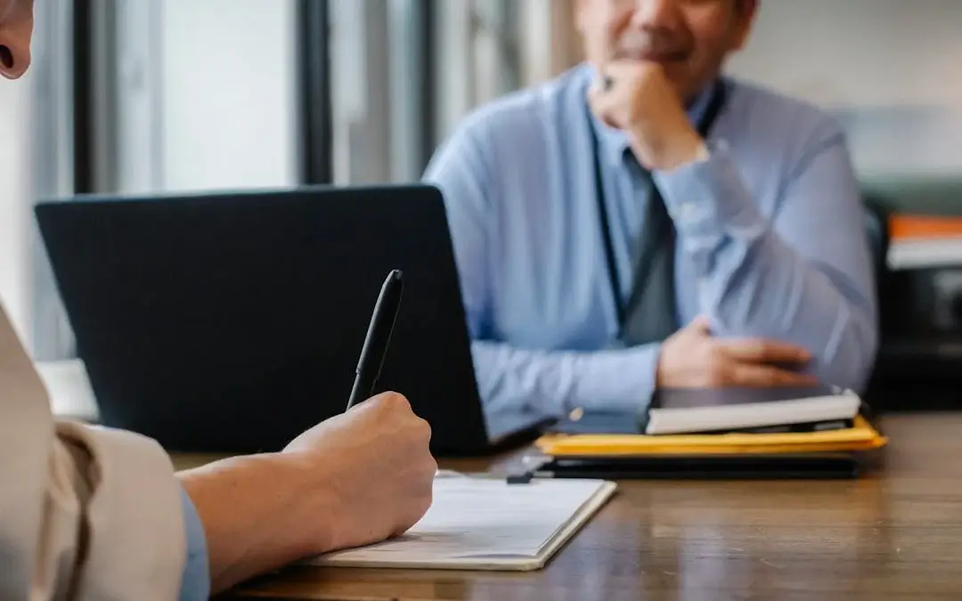 homem assinando contrato