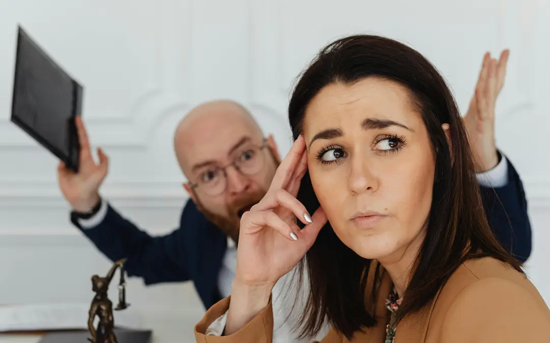 colega de trabalho gritando com funcionária