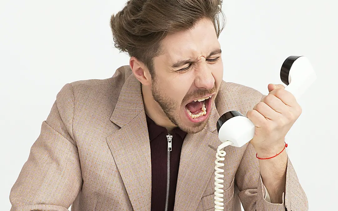 homem gritando ao telefone