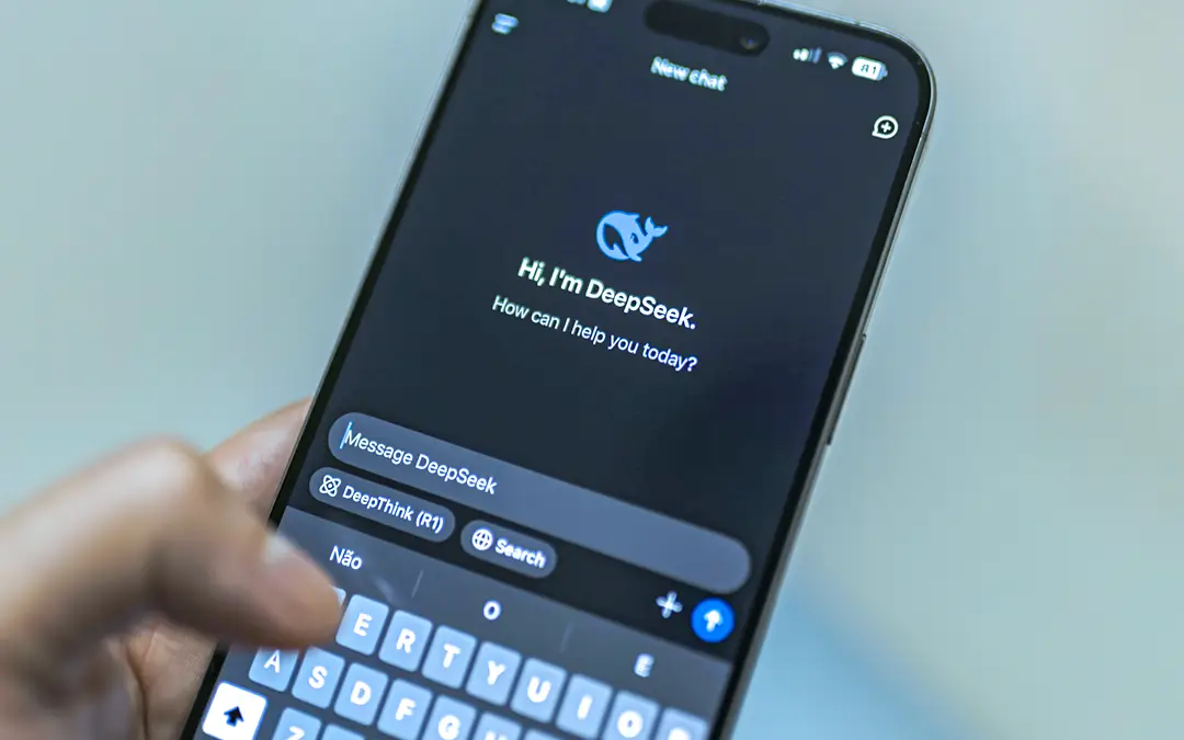 celular na mão aberto na página de Deep Seek