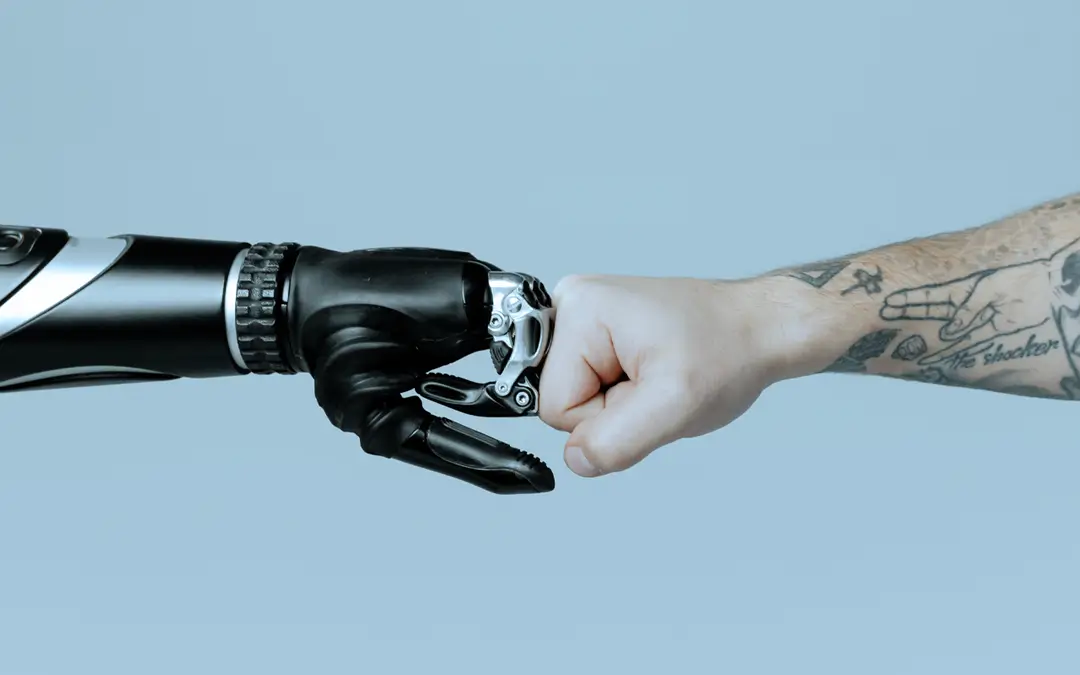 mão robótica cumprimentando com soquinho mão humana