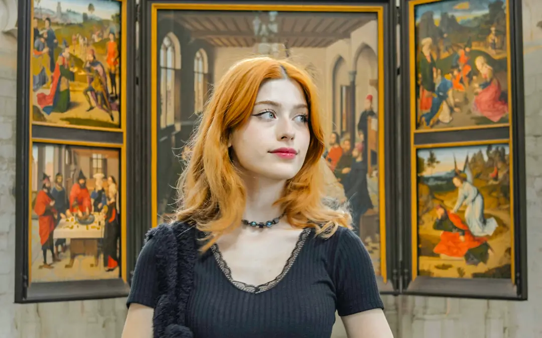 mulher jovem ruiva olhando para o lado com obra de arte atrás