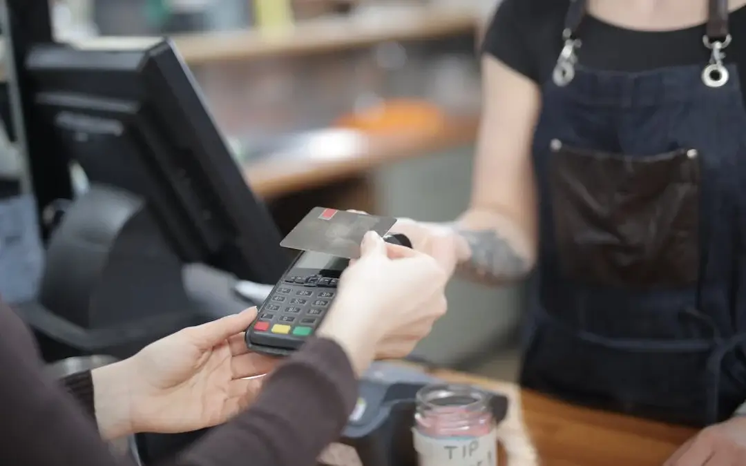 pessoa usando cartão no caixa para efetuar pagamento
