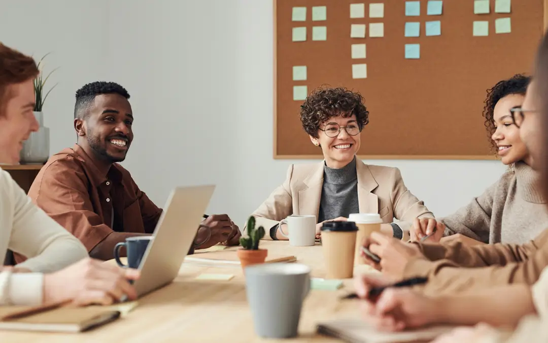 reunião de colegas de trabalho em clima animado