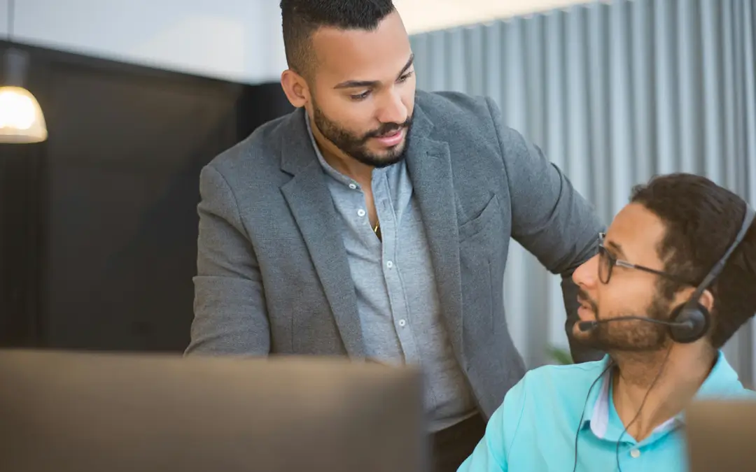 supervisor de telemarketing conversando com atendente
