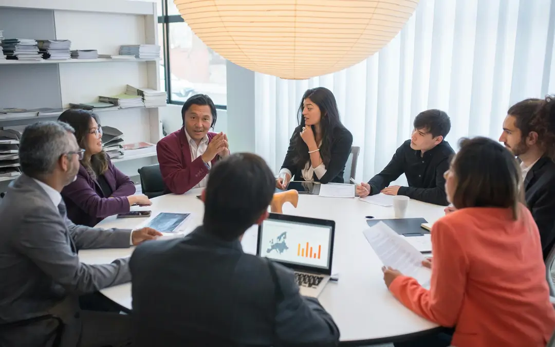 equipe reunida ouvindo gestor sobre resultados