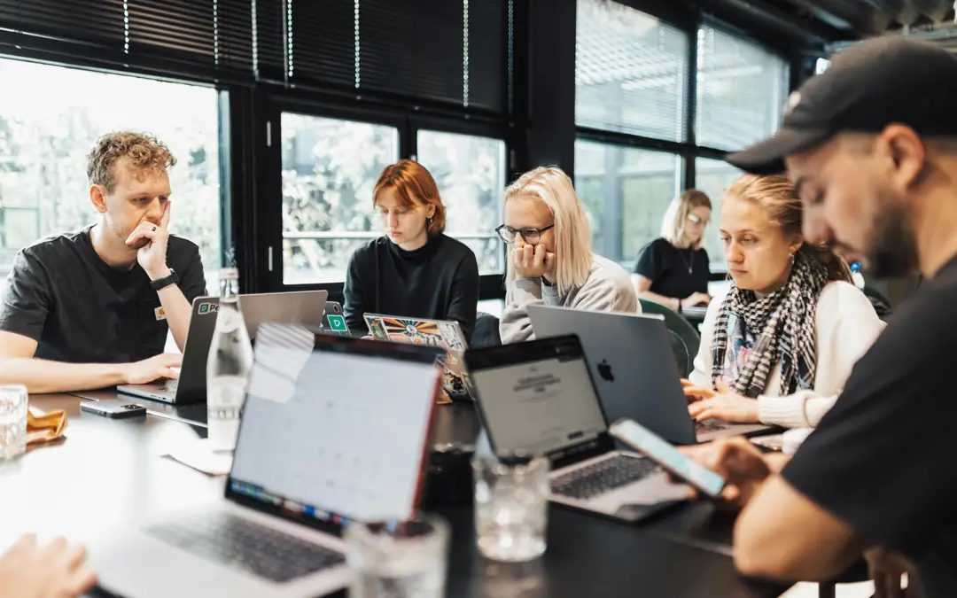 funcionários reunidos analisando informações