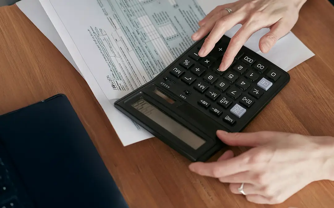 mulher usando calculadora para folha de ponto