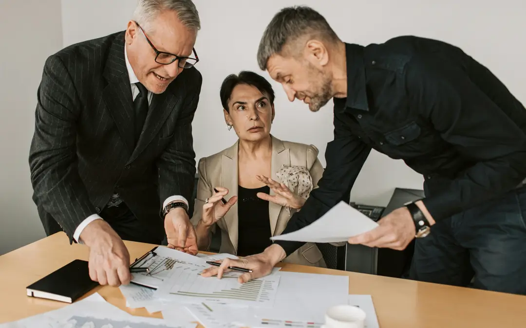 funcionária sendo pressionada pelos chefes