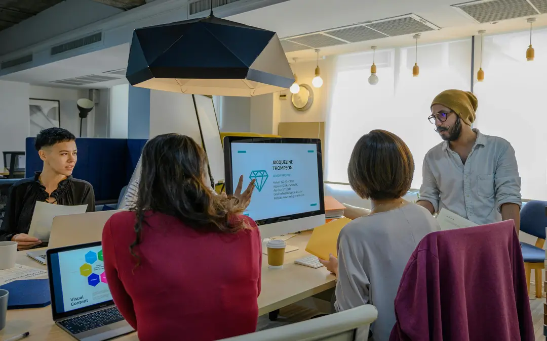 equipe debatendo projetos no escritório