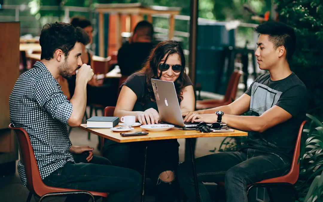 colegas de trabalhos reunidos para um café