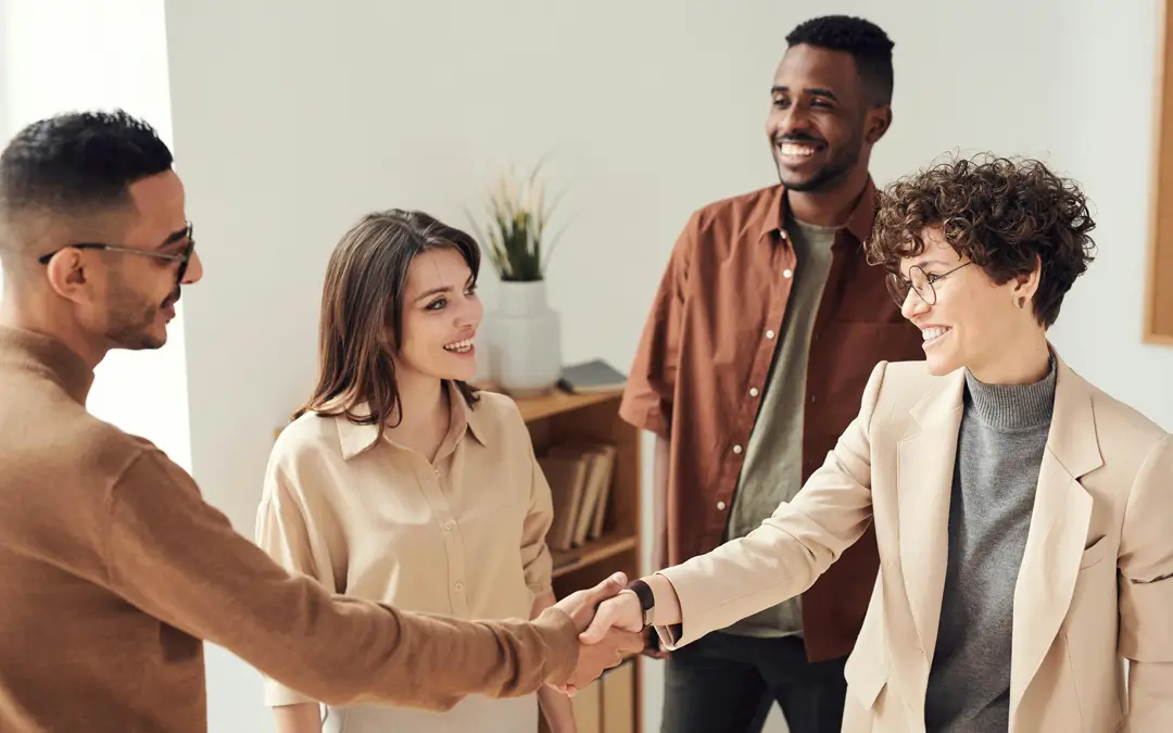 gestora cumprimentando funcionário pela promoção