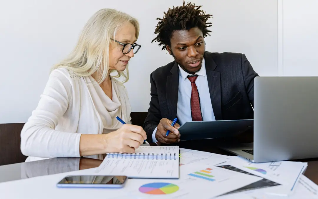 gestores analisando gráficos de desempenho de funcionários