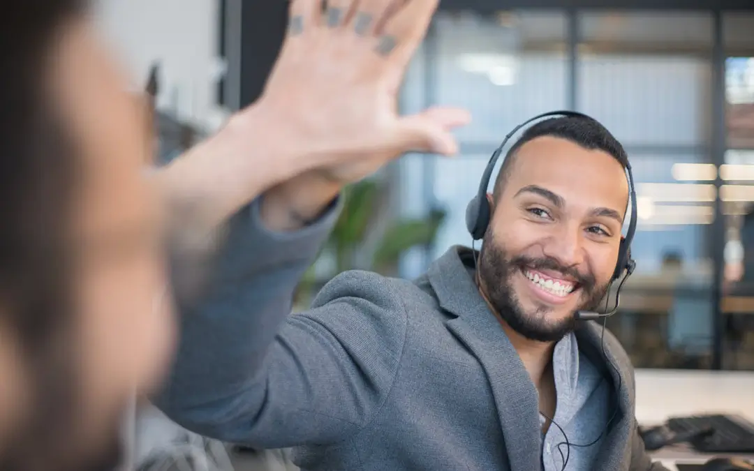 homem de telemarketing comemorando promoção de cargo com colega