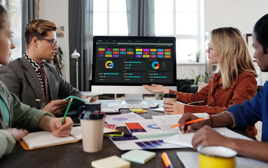 equipe de recursos humanos analisdando gráficos em monitor