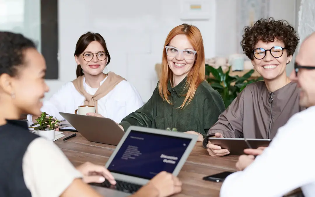 equipe em reunião descontraída