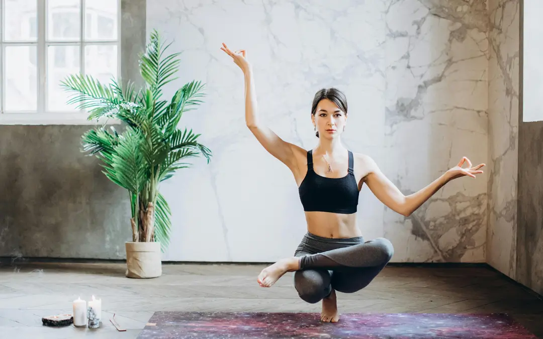 mulher equilibrada em posição de yoga