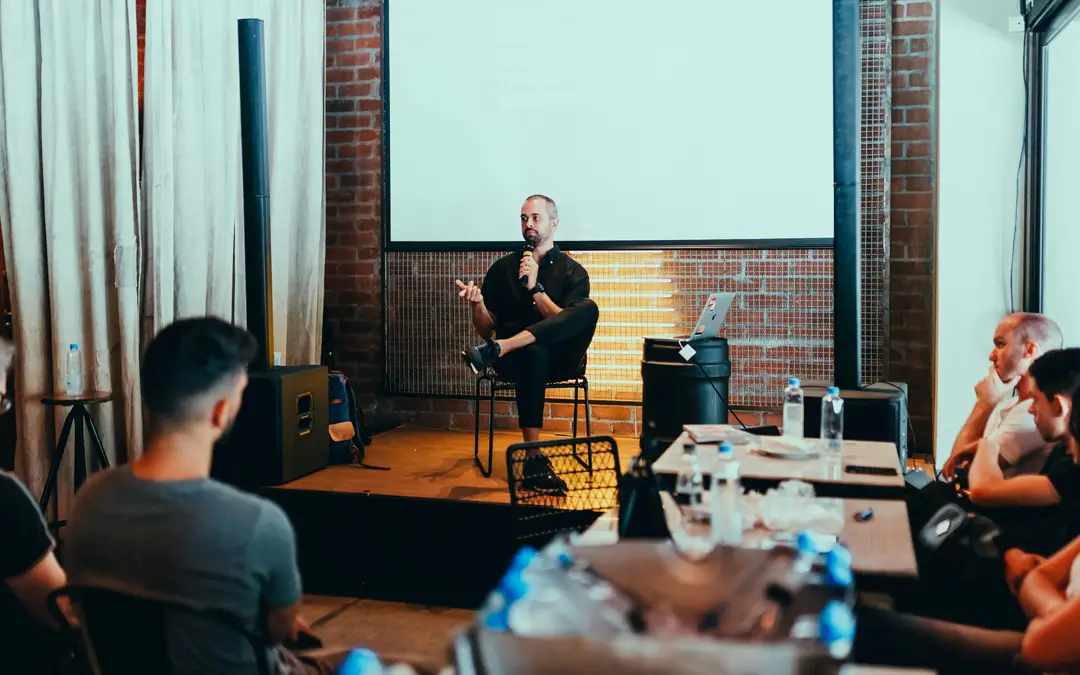 homem fazendo palestra motivacional em empresa