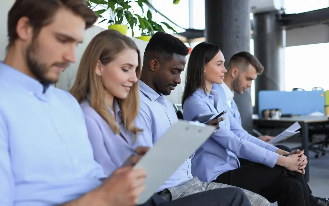 candidatos preenchendo formulario de vaga de trabalho
