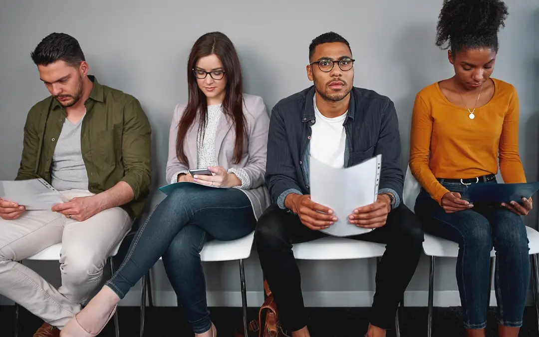 candidatos sentados aguardando entrevista de emprego