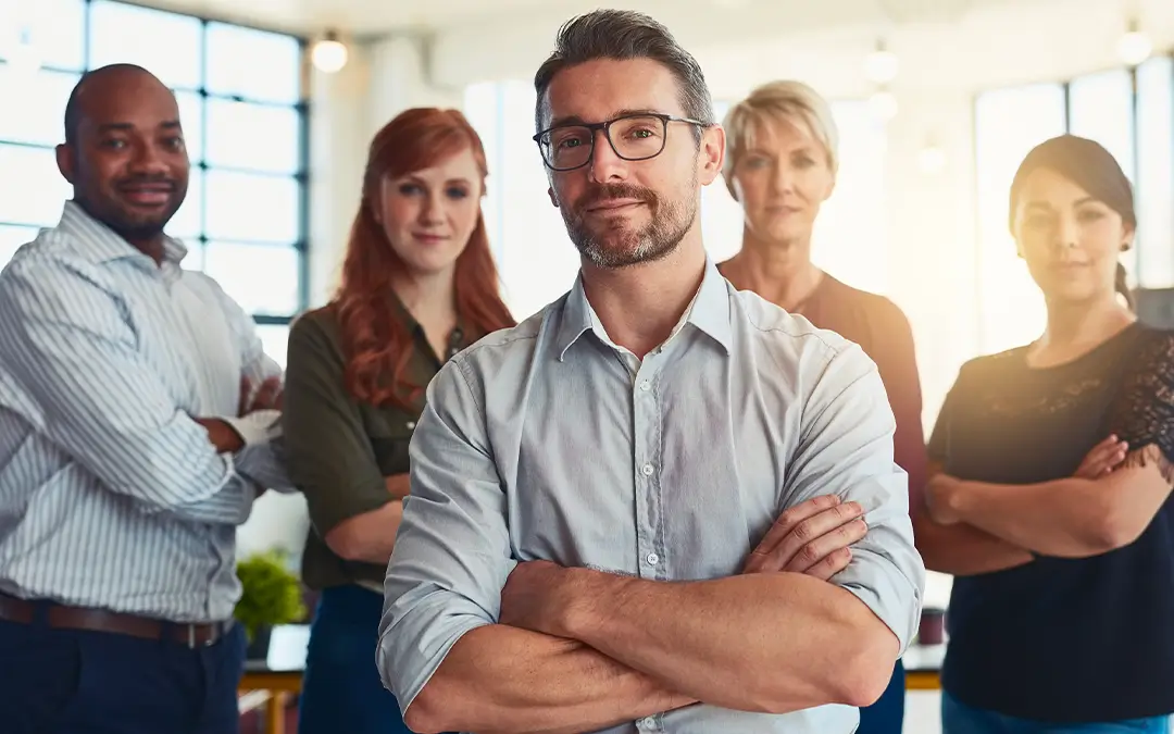 líder com equipe ao fundo