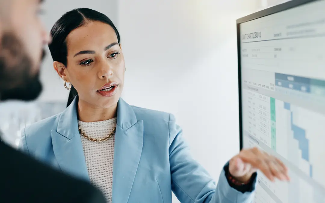 mulher gestora analisando gráficos