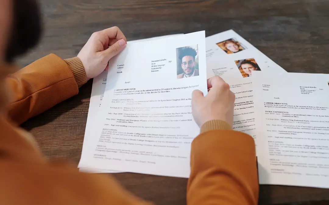 gestor de Recursos Humanos analisando um currículo