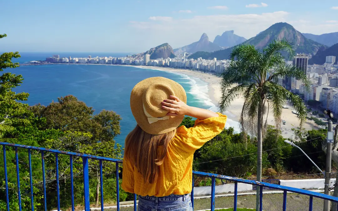 mulher no mirante observando a paisagem do mar no Rio de Janeiro