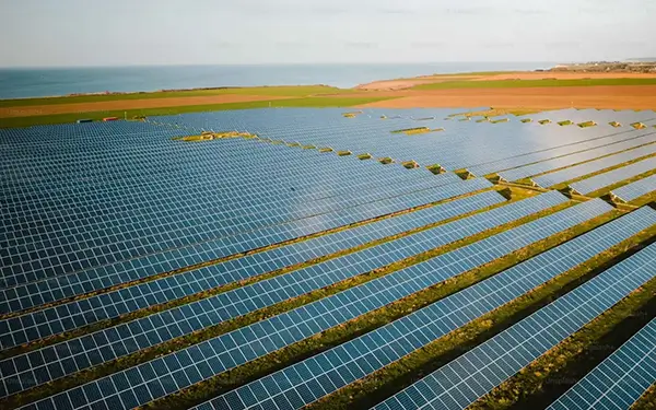 painés de energia solar de uma empresa