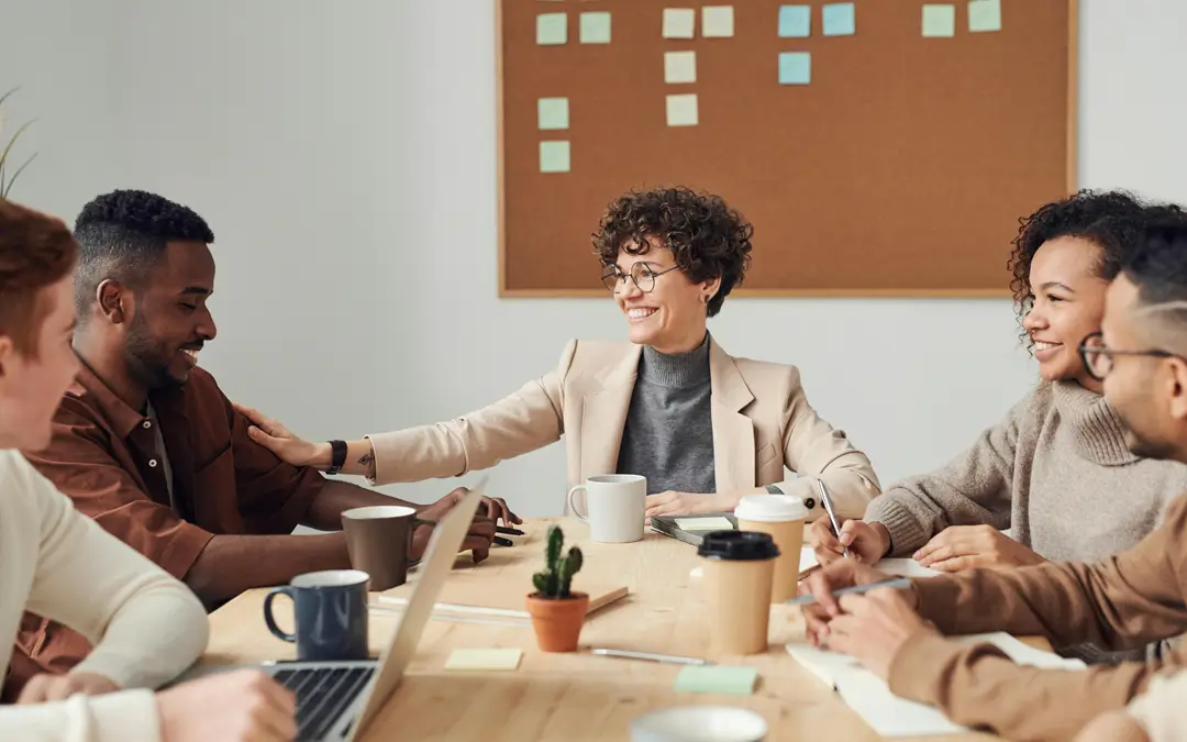 gestora de RH em reunião com equipe reconhecendo bom trabalho de coleta austista