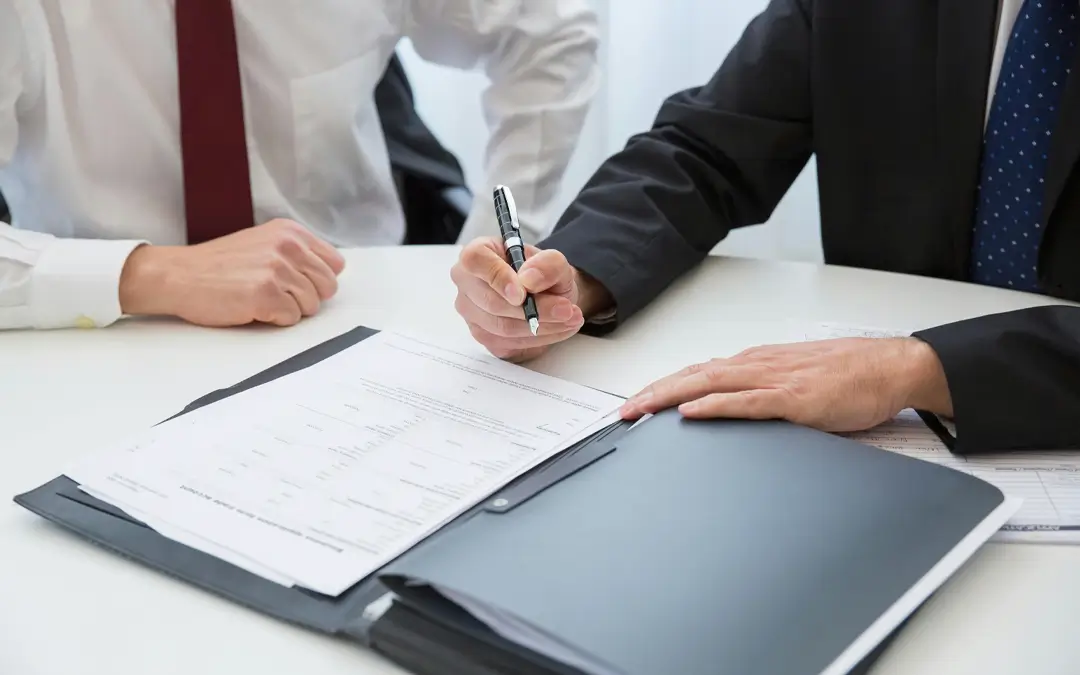 homem assinando documento na empresa