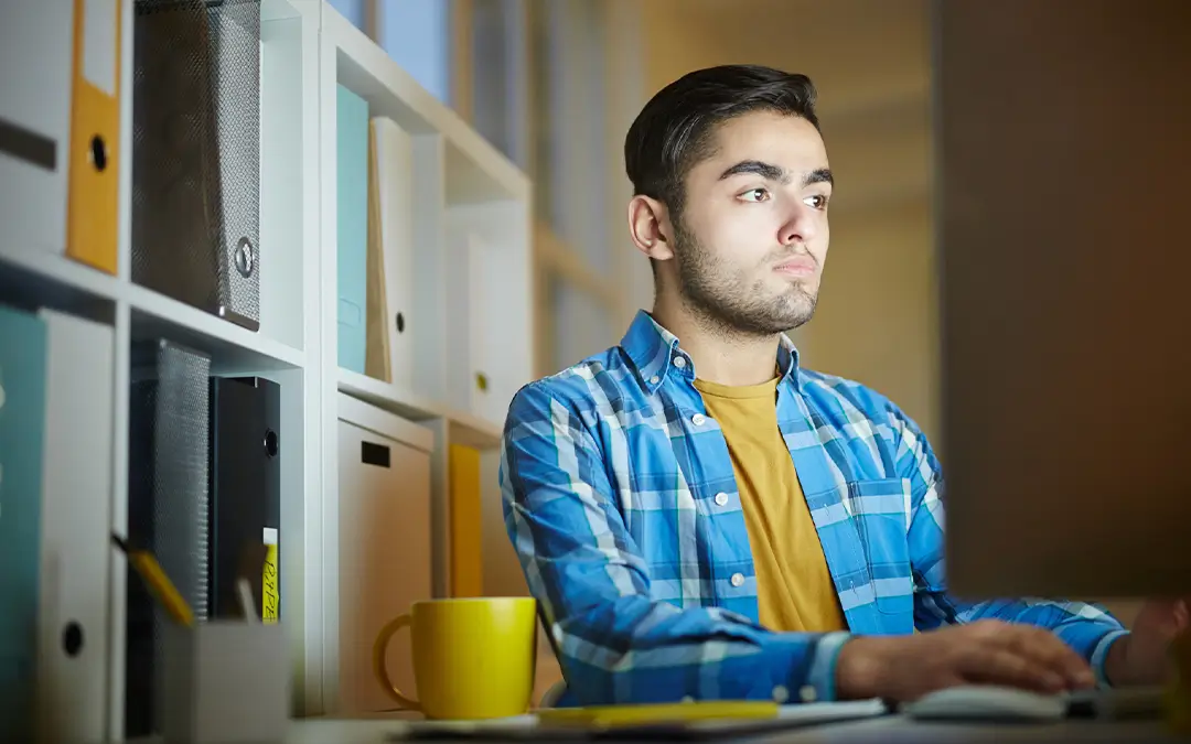 homem jovem com TDAH trabalhando