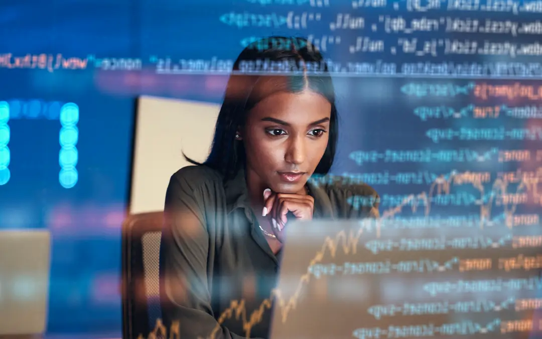 mulher de recursos humanos analisando dados em laptop com códigos refletidos no vidro em sua frente