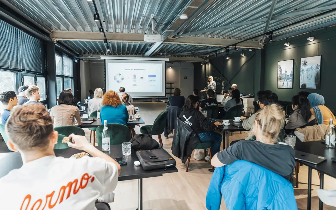 funcionários assistindo um treinamento de requilificação profissional