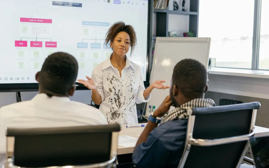jovem mulher ministrando treinamento de requilificação profissional