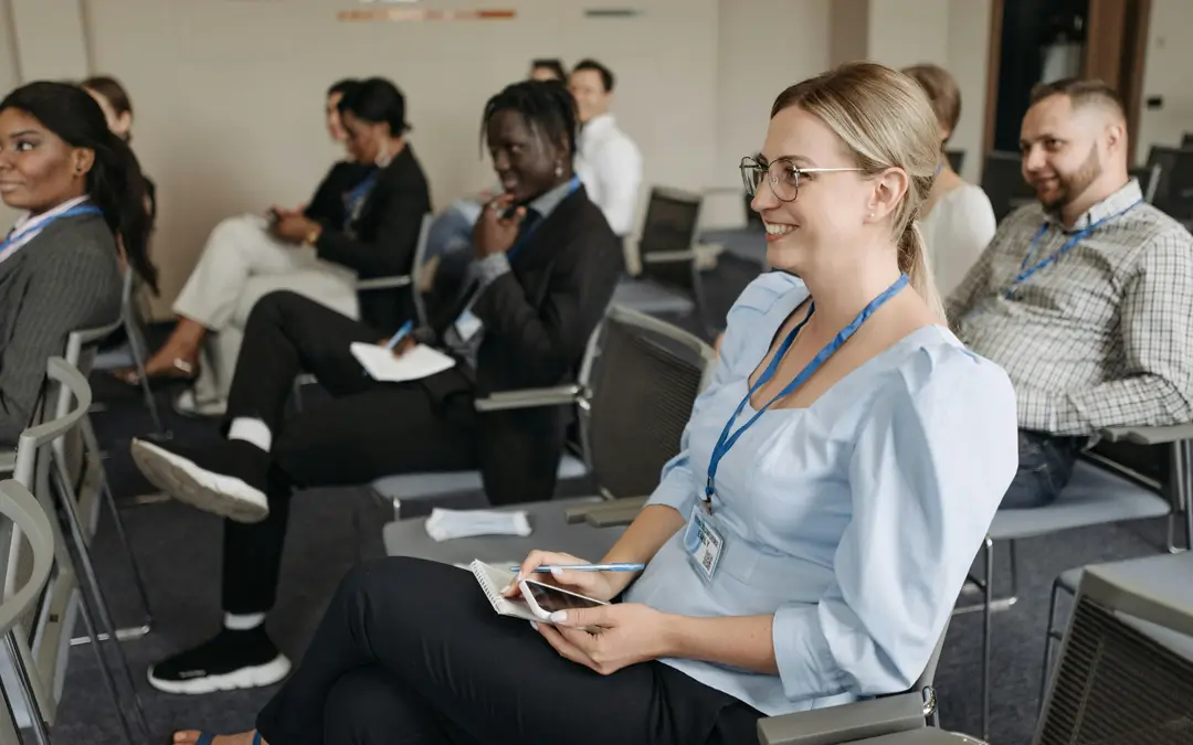 mulher sorrindo em treinamento de requilificação profissional