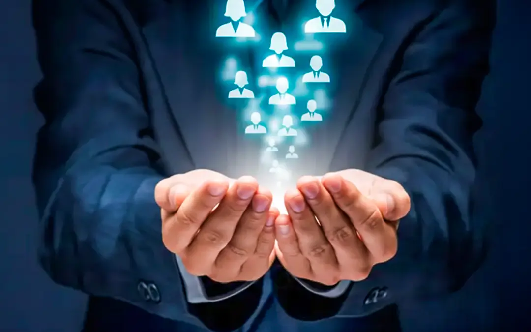 imagem ilustrativa de mãos de um homem segurando ícones digirais de avatar