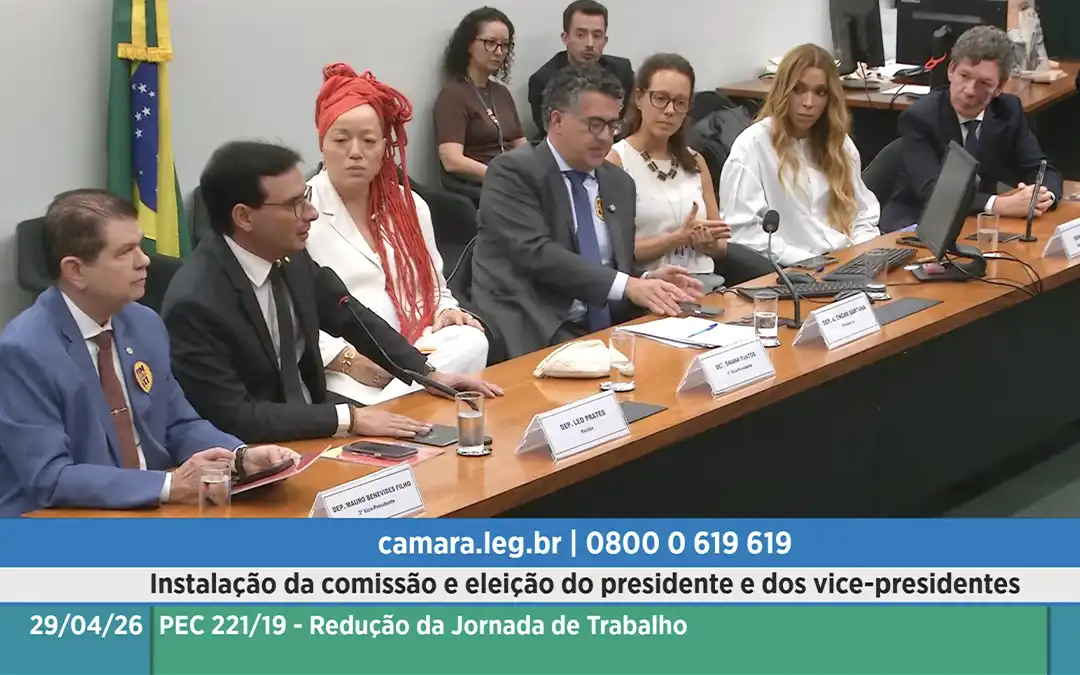 bancada da câmara legislativa debatendo a pec 221/19