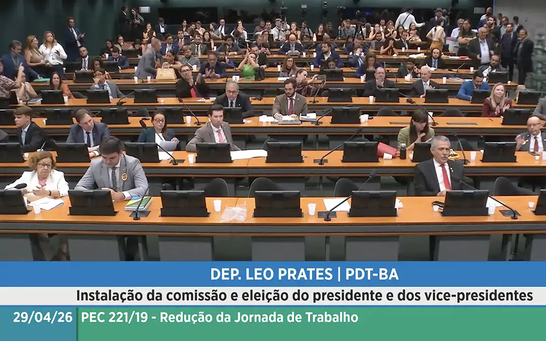 parlamentares na câmara legislativa debatendo a pec 221/19