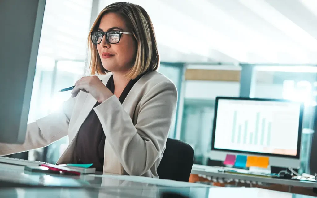 mulher trabalhando no computador com serviço de BPO