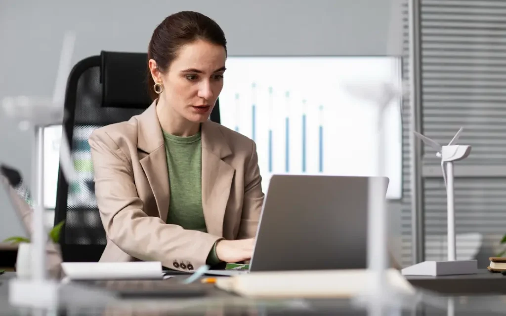 mulher do RH trabalhando no laptop