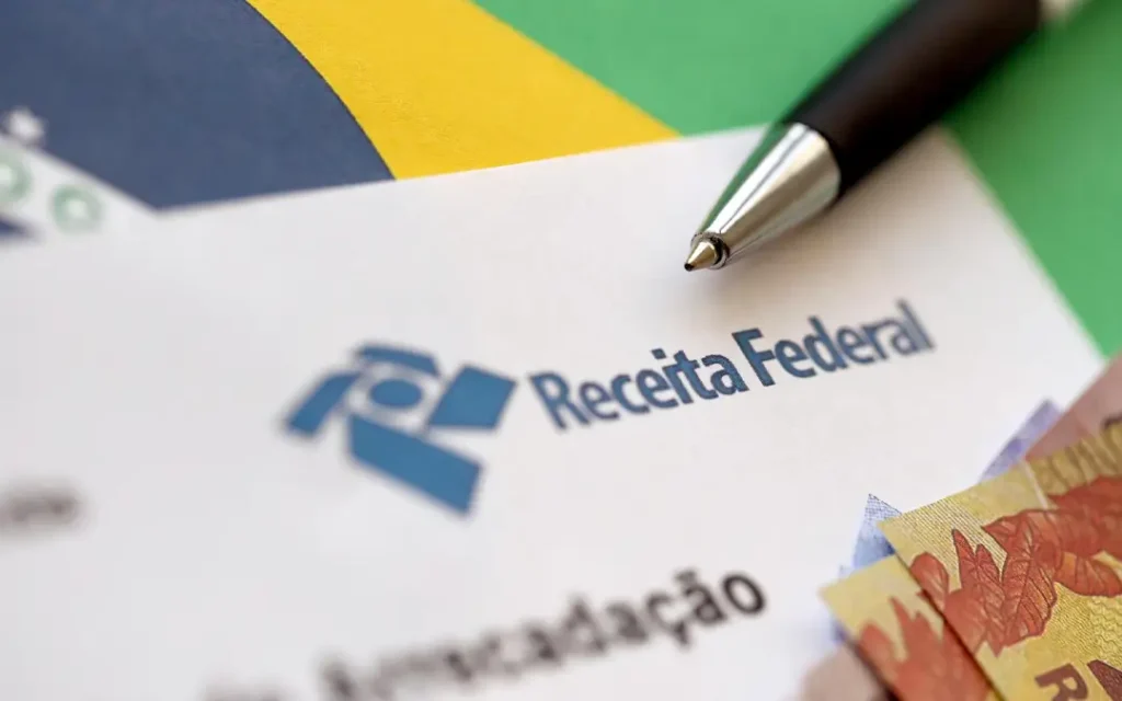 ponta de uma caneta sobre um papel escrito Receita federal