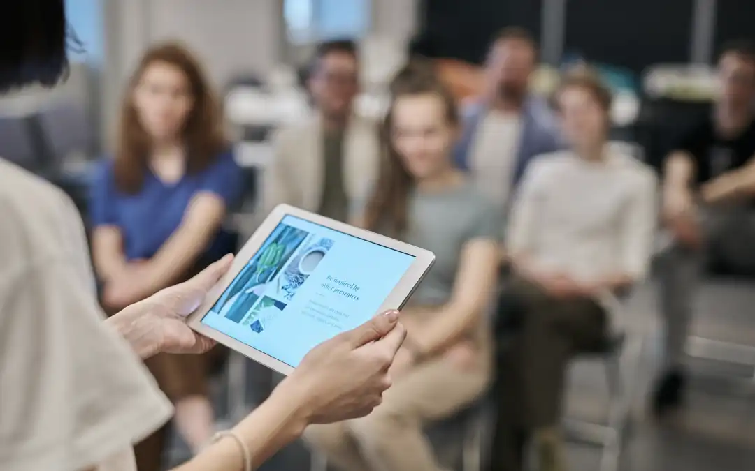 mulher com tablet fazendo apresentação sobre cultura da empresa para funcionários